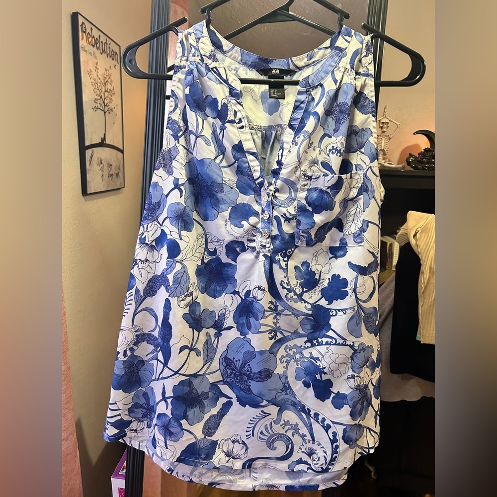 Gorgeous floral H&M blouse lightly used.